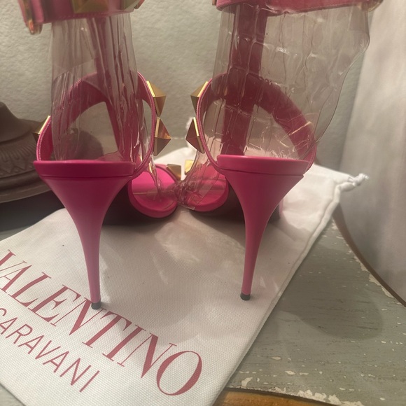 Valentino Garavani Hot Pink and Gold Studded Women's Heels (Worn once) Size 38 - Picture 5 of 8